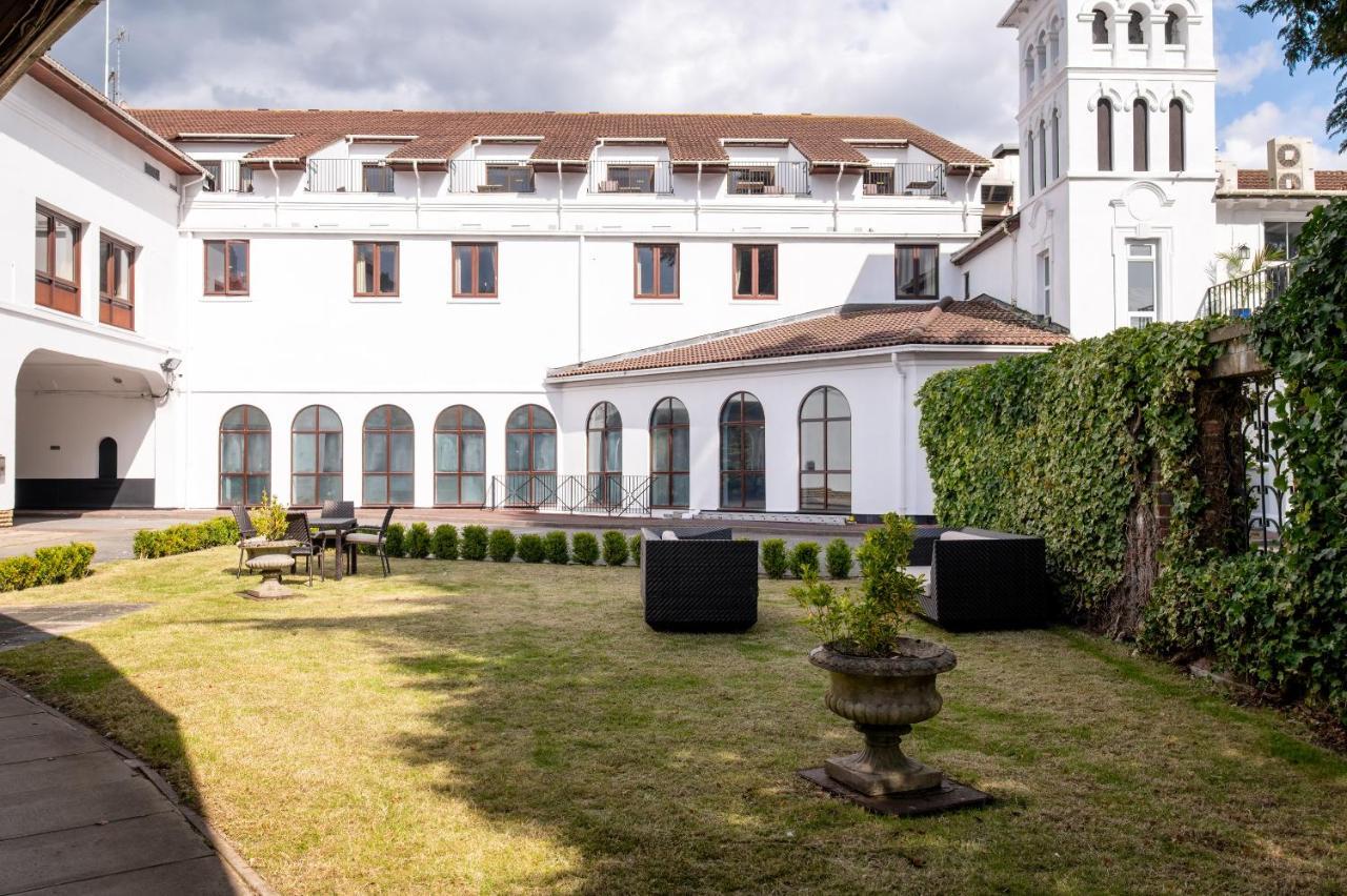 Copthorne Effingham Gatwick Hotel Екстериор снимка