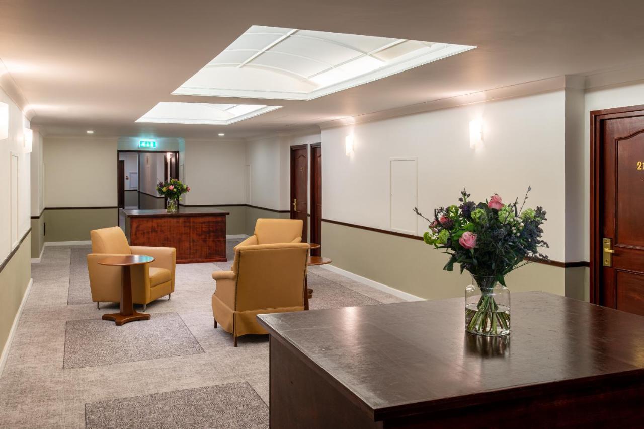 Copthorne Effingham Gatwick Hotel Екстериор снимка