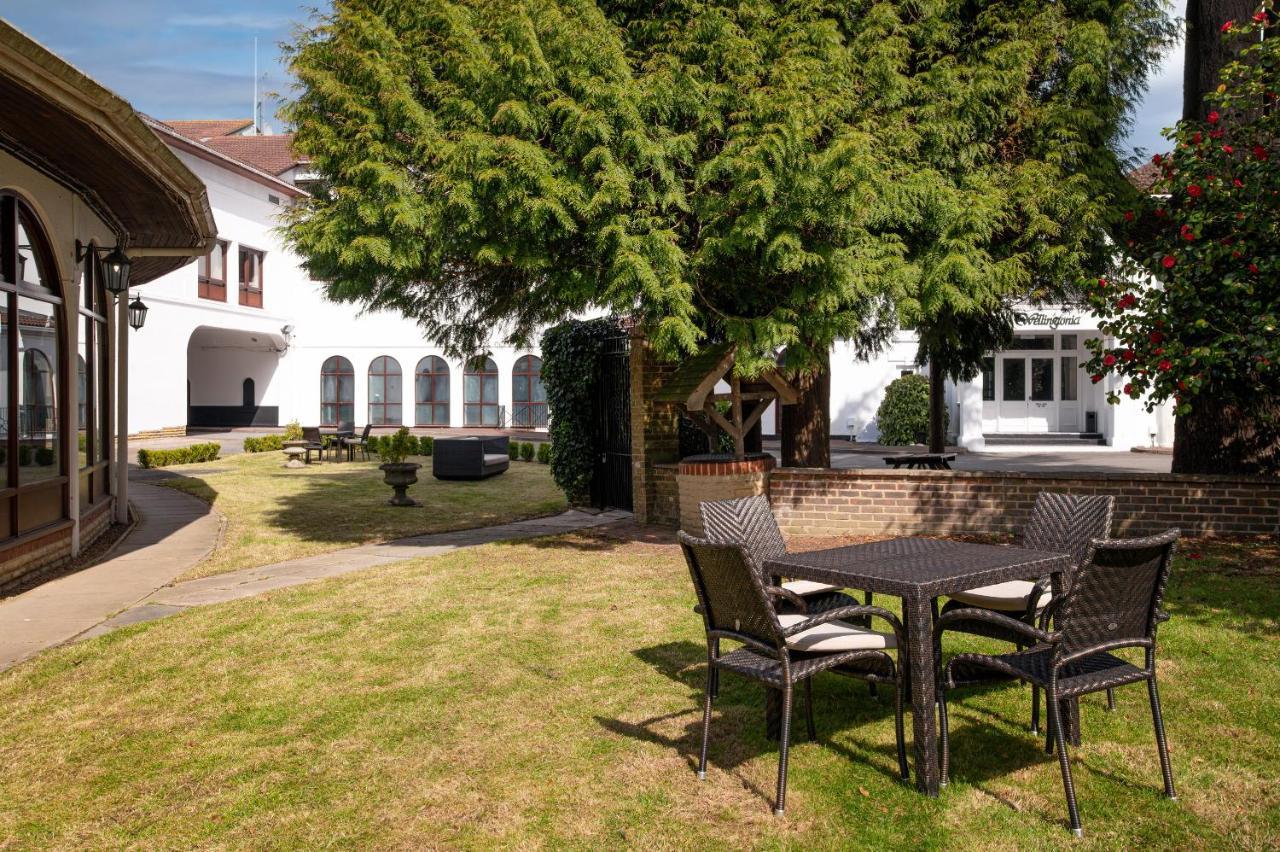 Copthorne Effingham Gatwick Hotel Екстериор снимка