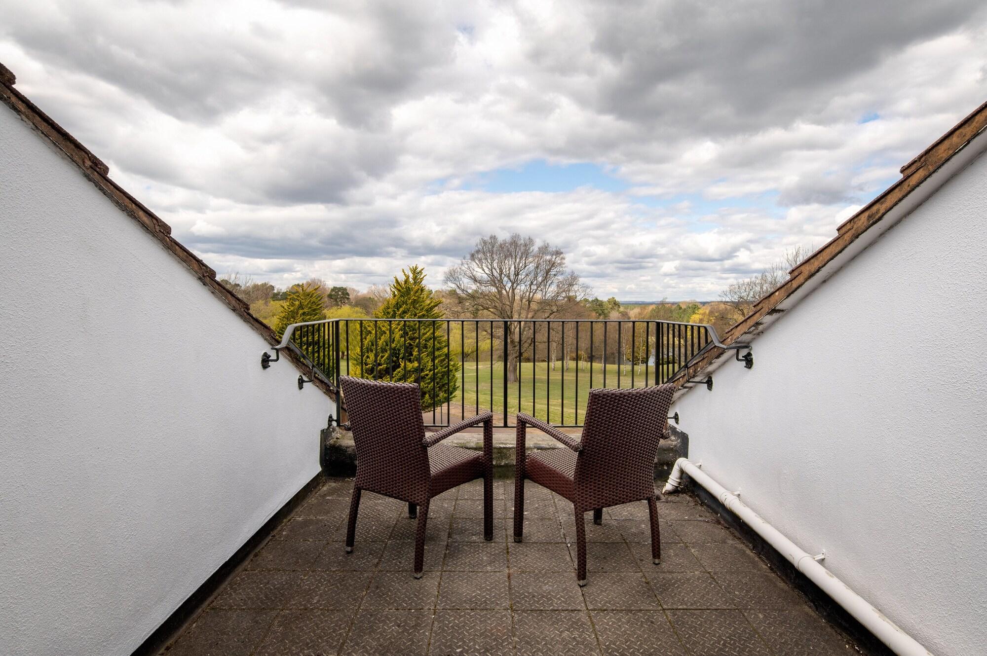 Copthorne Effingham Gatwick Hotel Екстериор снимка