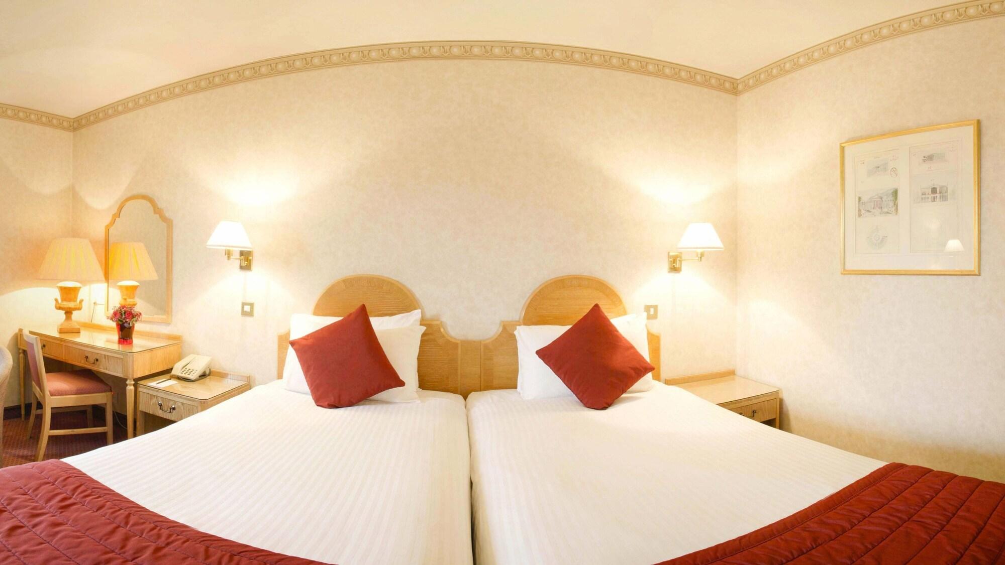 Copthorne Effingham Gatwick Hotel Екстериор снимка