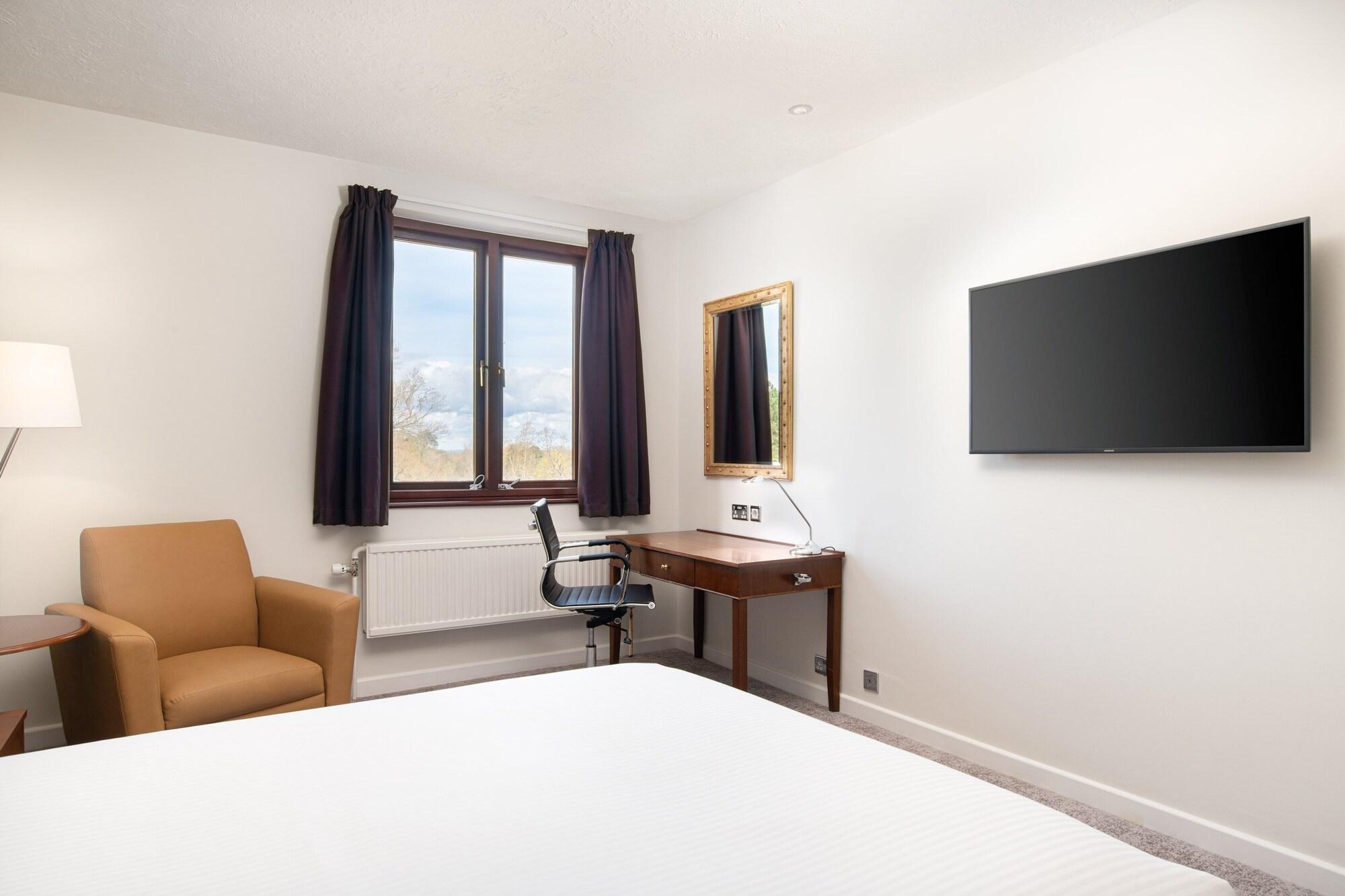 Copthorne Effingham Gatwick Hotel Екстериор снимка
