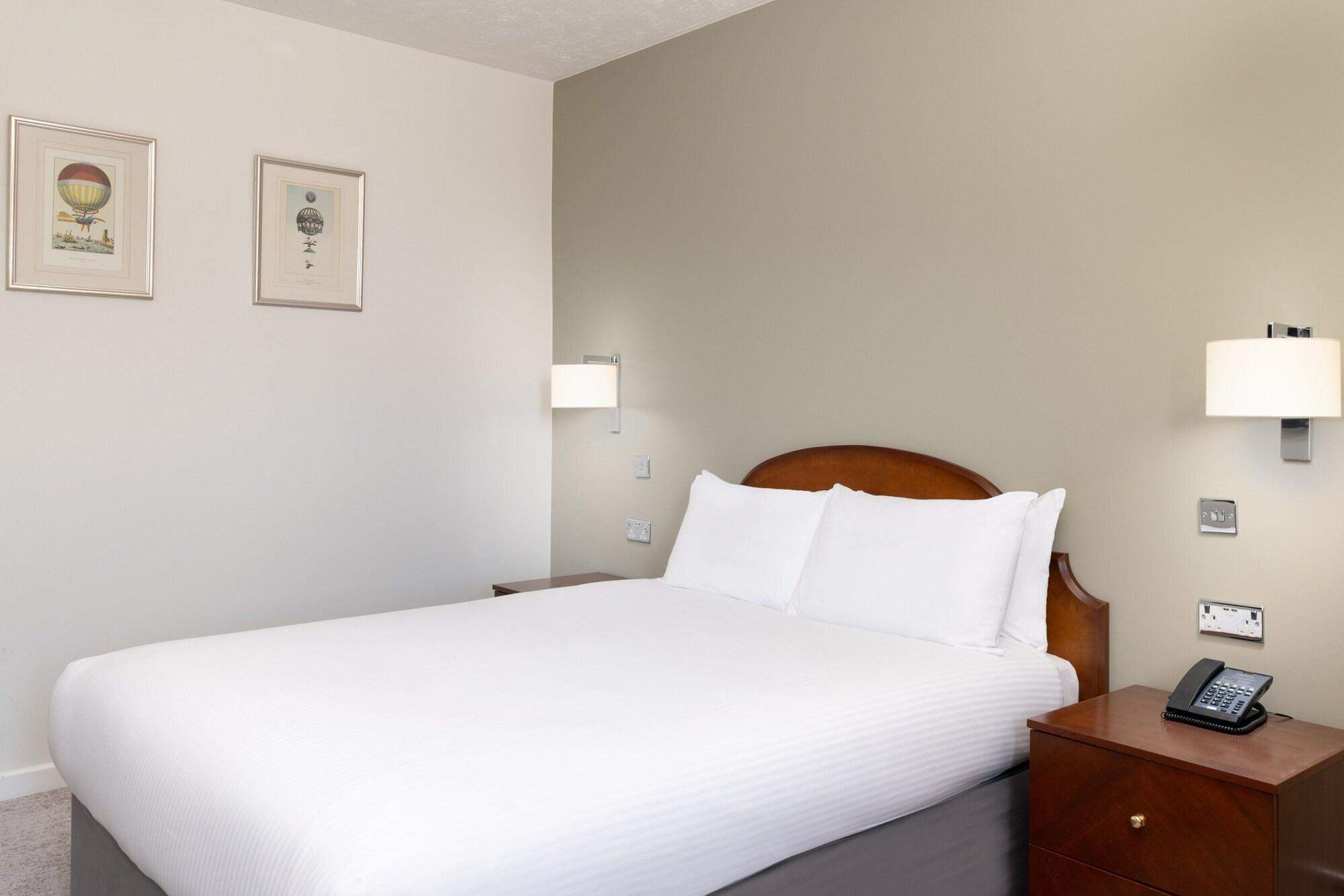 Copthorne Effingham Gatwick Hotel Екстериор снимка