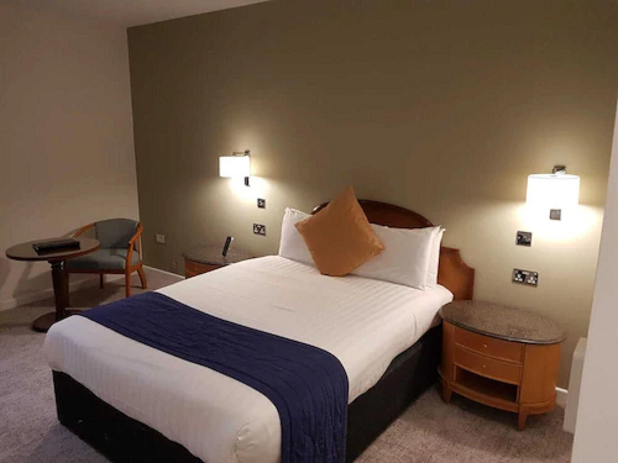 Copthorne Effingham Gatwick Hotel Екстериор снимка